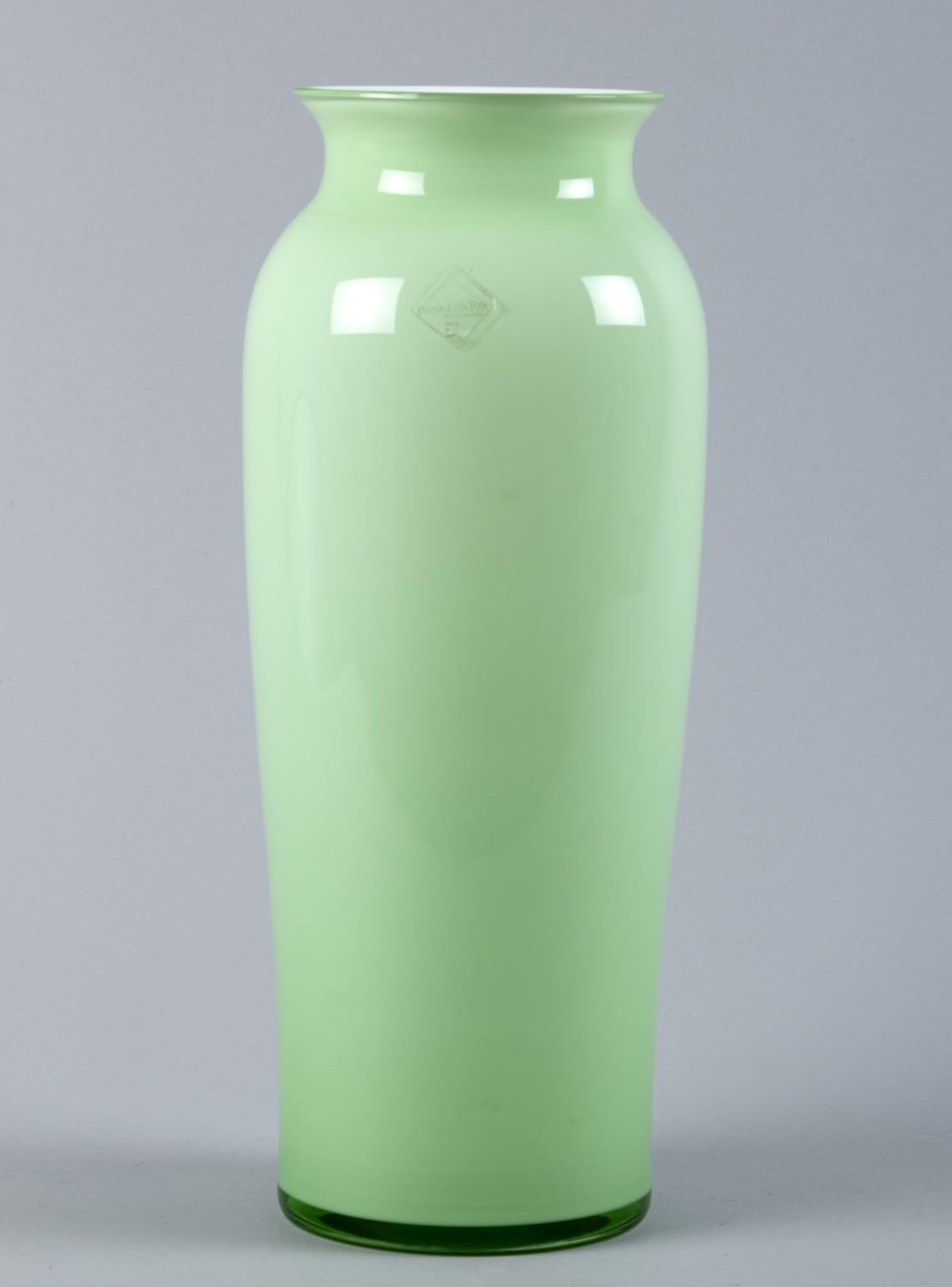 Murano-VaseFarbloses Glas, hellgrün und weiß opak unterfangen. Im Boden bez. Barovier e Toso