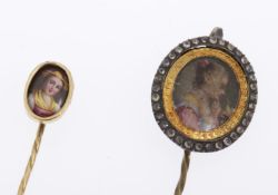 Zwei Miniatur-NadelnGelbgold 585 (geprüft) und Silber, vergoldet. Ausgefasst mit Miniatur-Portraits.