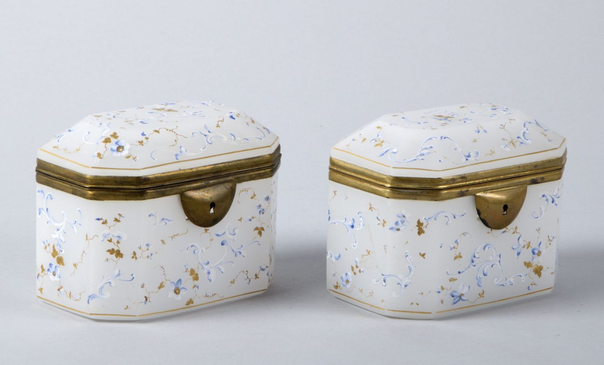 Ein Paar ZuckerdosenWeißes Alabasterglas. Emailbemalung in Weiß und Blau. Goldstaffage.
