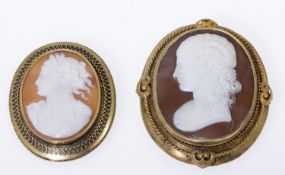Zwei Kameen-BroschenAchatkameen mit Frauenportraits im Profil. Rahmung aus Silber, vergoldet.