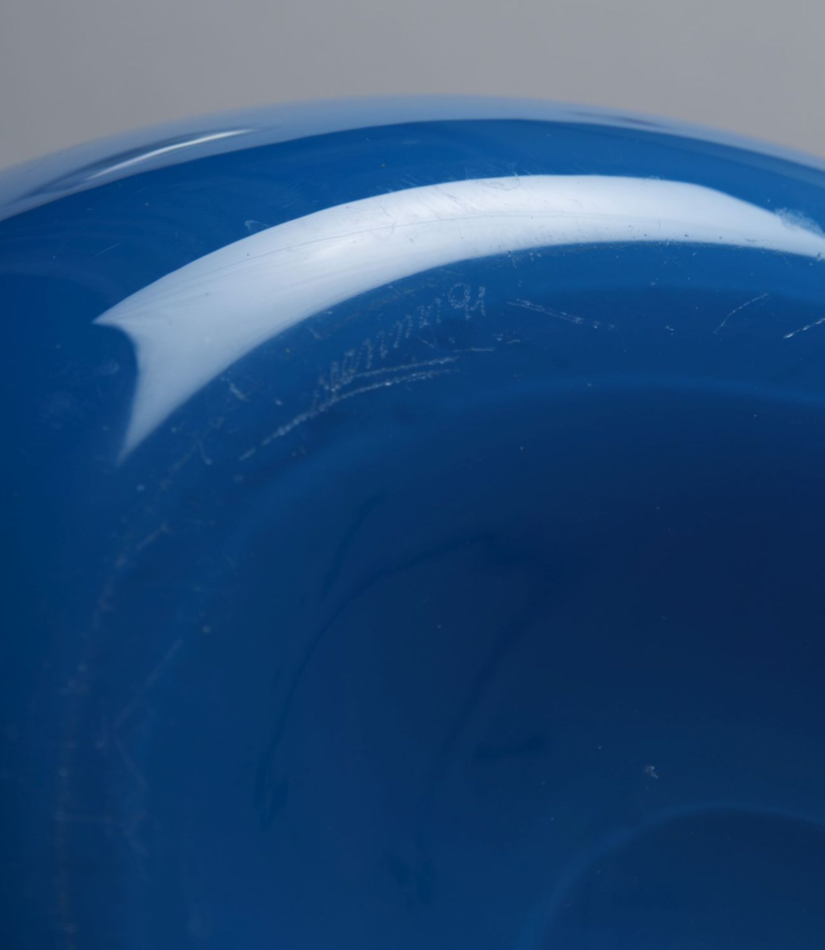 Murano-Vase "fazzoletto"Farbloses Glas, hell- und mittelblau opak unterfangen. Nach Entwurf von - Bild 3 aus 3