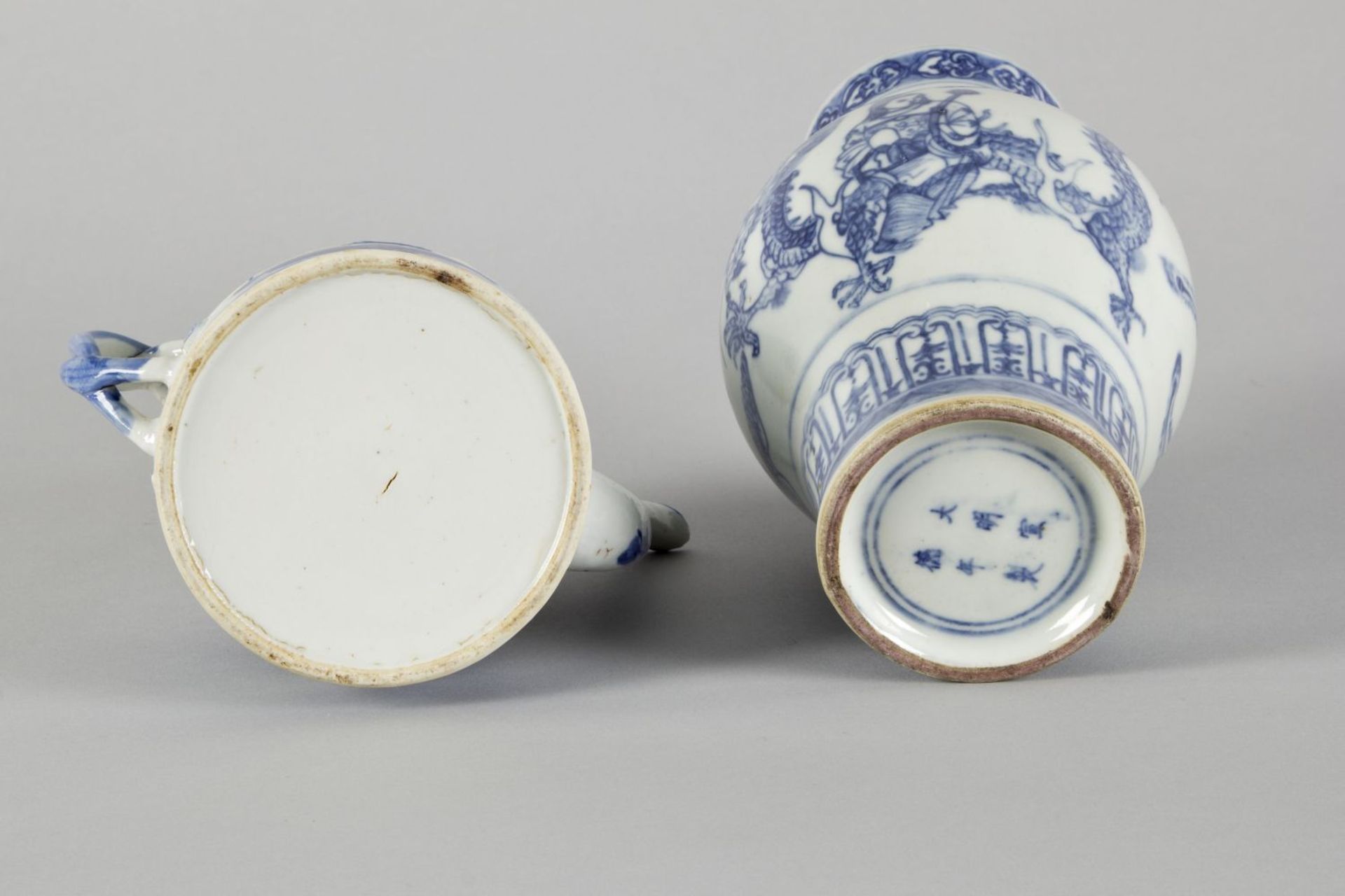 Vase und TeekannePorzellan. Versch. blaue Dekore u.a. auf Drachen bzw. Phönix reitende Personen. - Bild 3 aus 3
