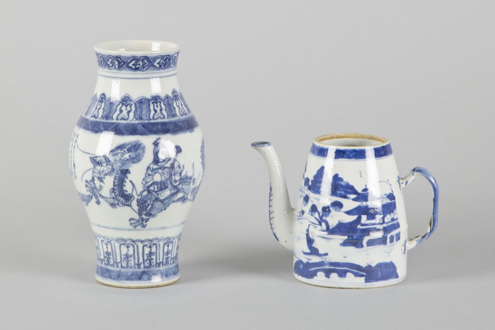 Vase und TeekannePorzellan. Versch. blaue Dekore u.a. auf Drachen bzw. Phönix reitende Personen.