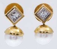 Ein Paar feine Diamant-Perl-OhrsteckerGelbgold und Weißgold 750. Ausgefasst mit je 1 Dia. im