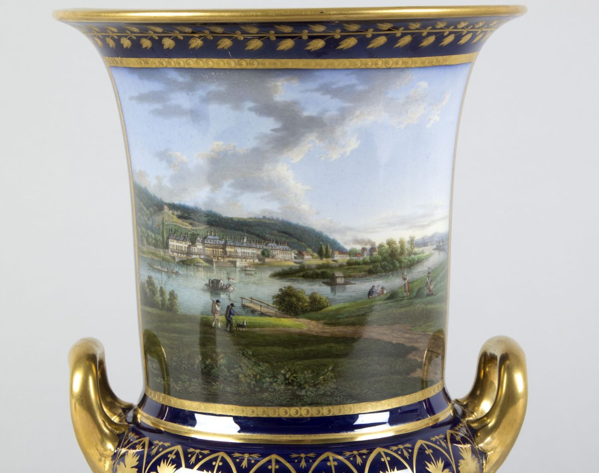 Feine KratervaseKobaltblauer Fond. Polychrome Bemalung. Goldstaffage. Auf der Schauseite in - Bild 2 aus 5