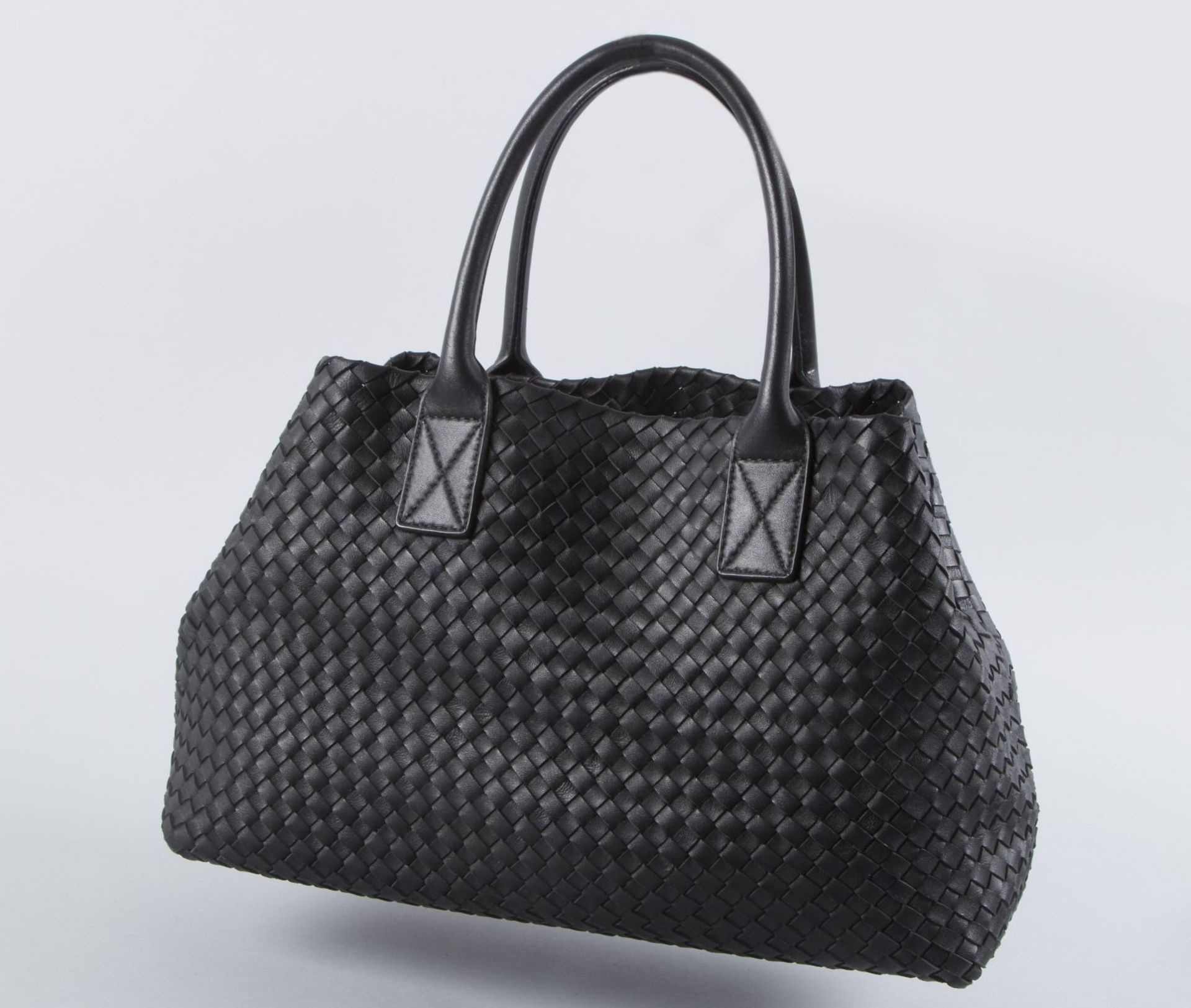 Bottega Veneta "Cabat" TascheSchwarzes Nappaleder mit Intrecciato-Webmotiv. 2 glatte runde - Bild 2 aus 4