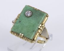 Jade-Diamant-RingGelbgold 585. Rechteckiger Ringkopf ausgefasst mit hellgrüner Jadeplatte und