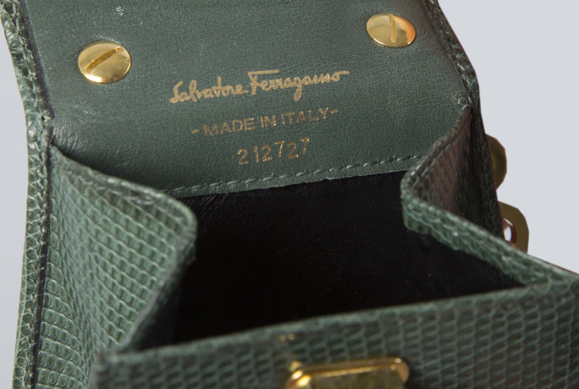 Salvatore Ferragamo-Abendtasche und -MiniaturtascheRotes Wildleder mit goldfarbenem Innenleben sowie - Bild 3 aus 3