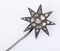 Stern-Diamant-NadelSilber (geprüft). Ausgefasst mit Dia.-Rosen. 19. Jh. D. 2,5 cm. H. 9,5 cm.