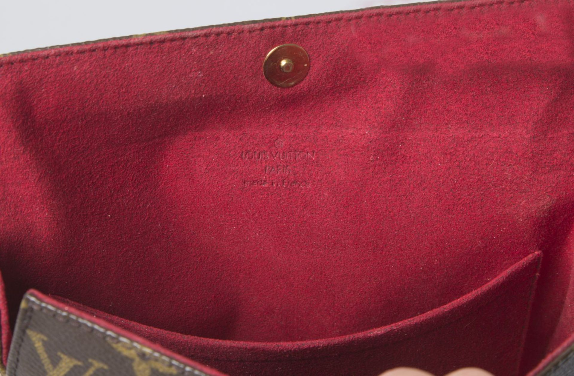 Louis Vuitton-PochetteMonogramm-Canvas mit rotem Innenfutter mit geprägtem Firmenlogo. Kurzer - Bild 2 aus 2