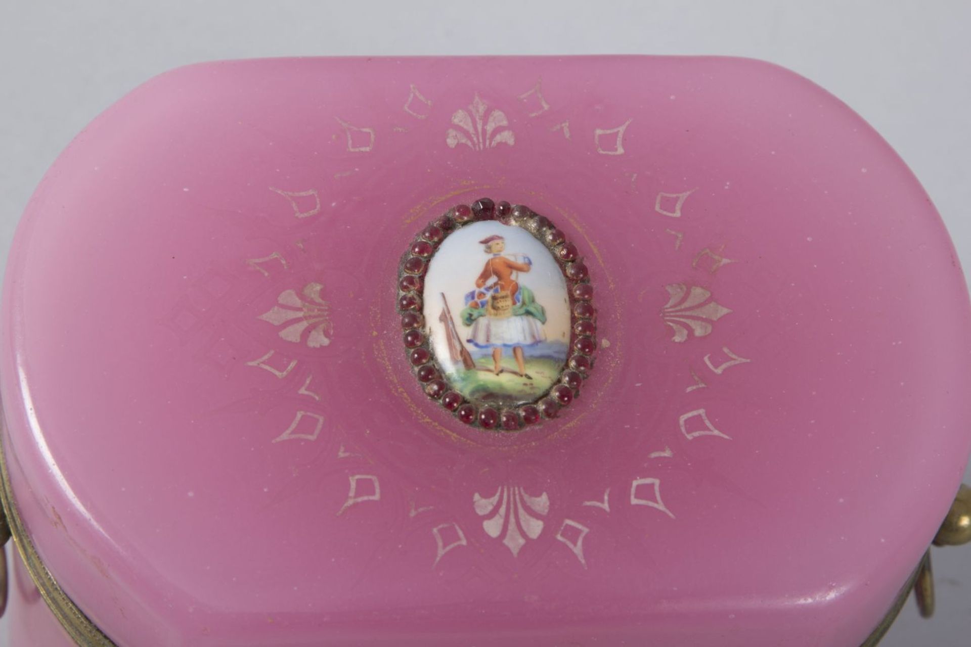 Biedermeier-ZuckerdoseWeißes Opalglas, mit rosa Opalglas überfangen. Ovaler Korpus. Auf dem Deckel - Image 2 of 2