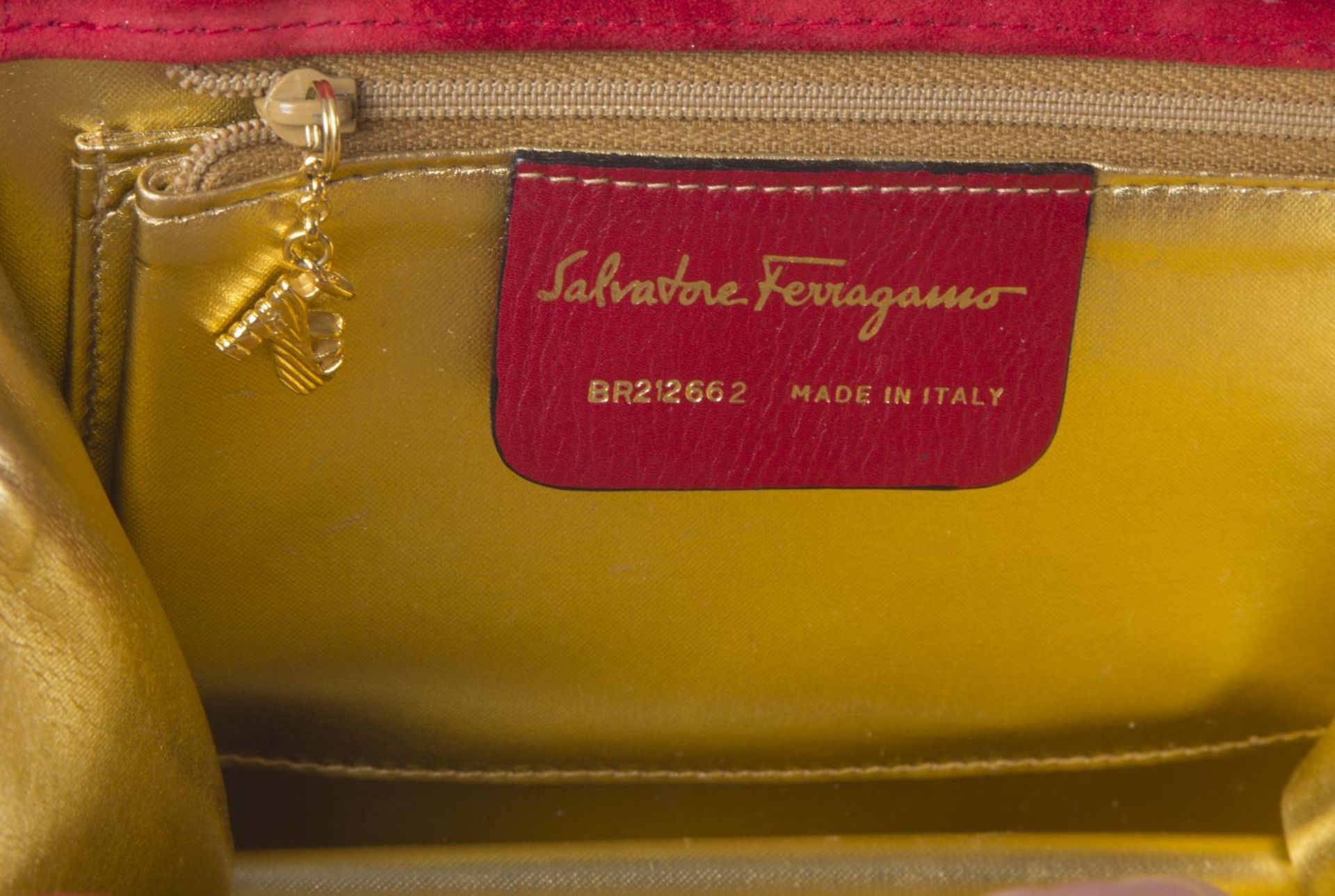 Salvatore Ferragamo-Abendtasche und -MiniaturtascheRotes Wildleder mit goldfarbenem Innenleben sowie - Bild 2 aus 3