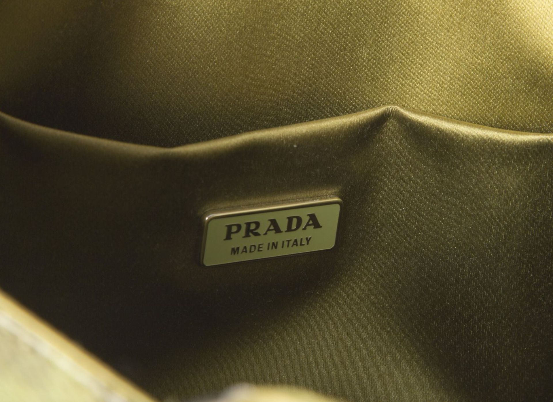 Prada-PochetteGeprägtes grünes Leder in Schlangenoptik und Seiten, kurze Henkel und Innenfutter - Bild 2 aus 2