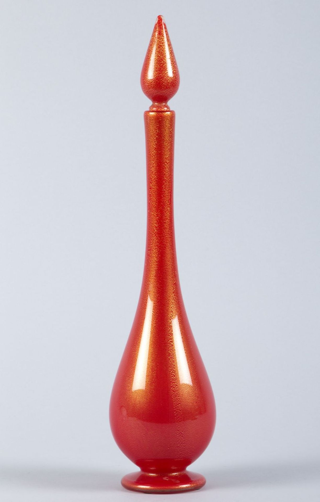 Karaffe mit Stöpsel "pulegoso"Farbloses Glas, rot unterfangen mit gesprengter Goldfolie. Im Boden