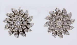 Ein Paar Diamant-OhrsteckerWeißgold 585 (geprüft). Blütenform. Ausgefasst mit je 35 Brill. zus.
