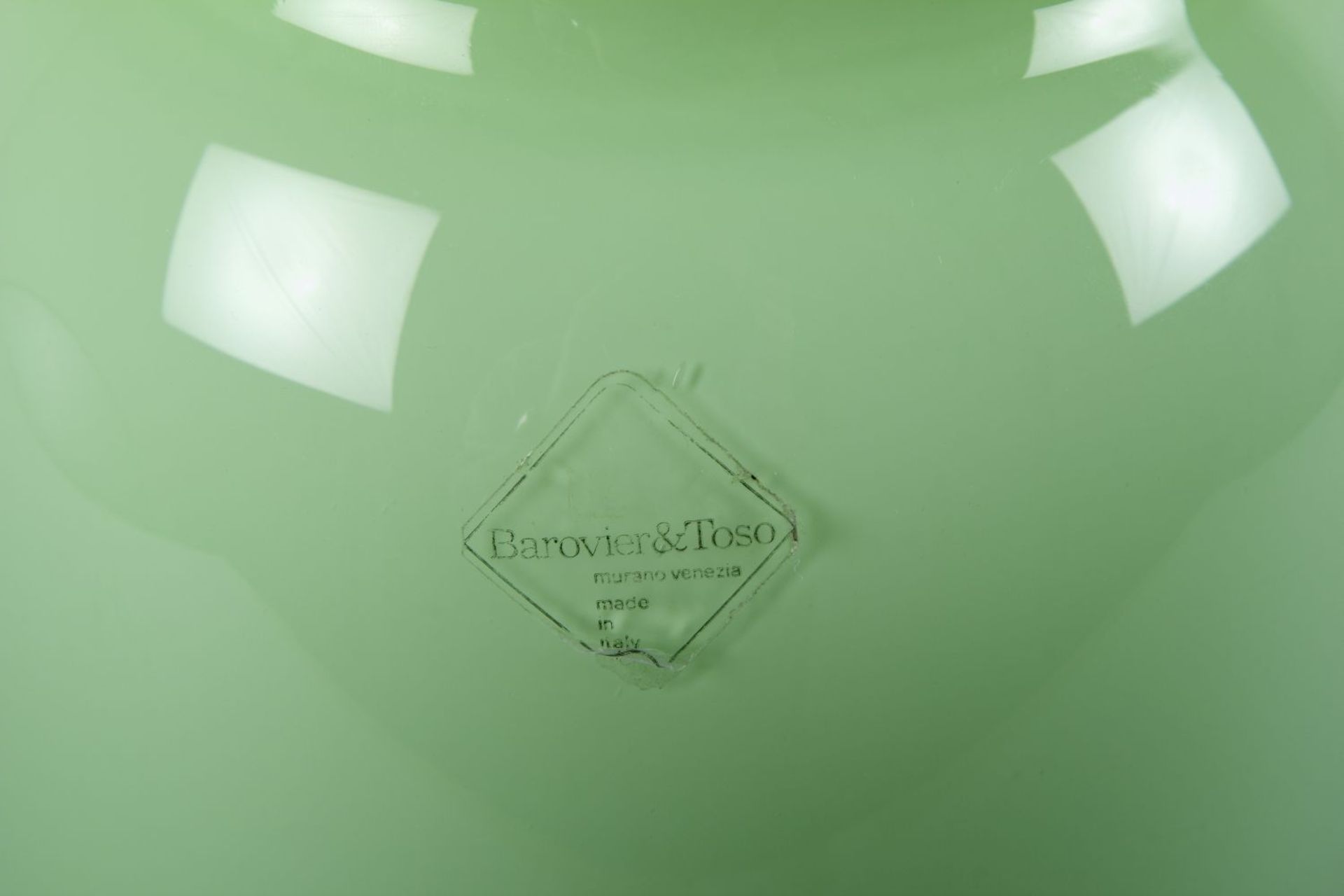 Murano-VaseFarbloses Glas, hellgrün und weiß opak unterfangen. Im Boden bez. Barovier e Toso - Bild 2 aus 3