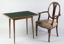 Armlehnstuhl und SpieltischMahagoni und Nussbaum, intarsiert. England, um 1900. Stuhl: SH. 50 cm.