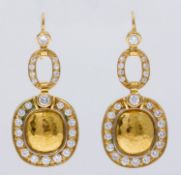 Ein Paar Brillant-OhrgehängeGelbgold 750. Ovales Medaillon an ovalem Ring. Ausgefasst mit je 2