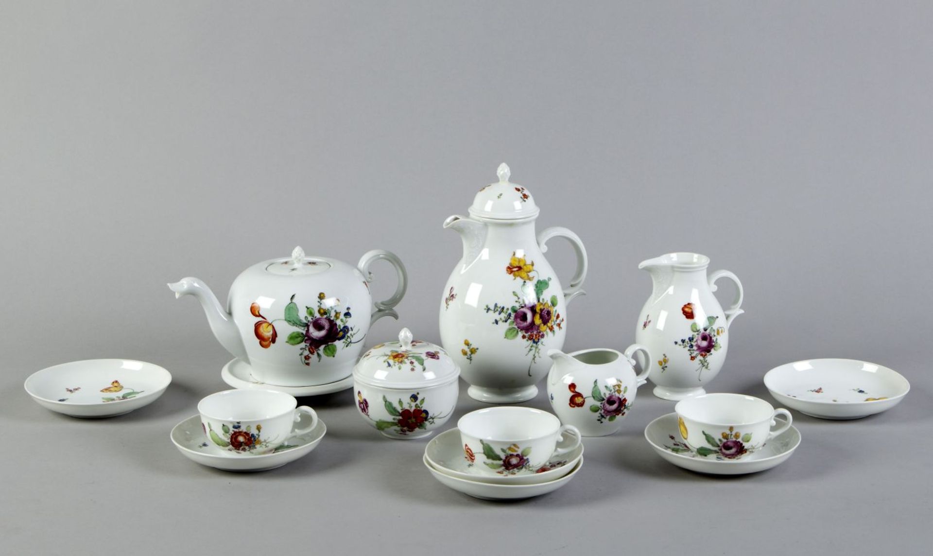 Kaffee- und TeeserviceteilePolychrome florale Bemalung. Marke: Nymphenburg. Best. aus: Kaffee- und