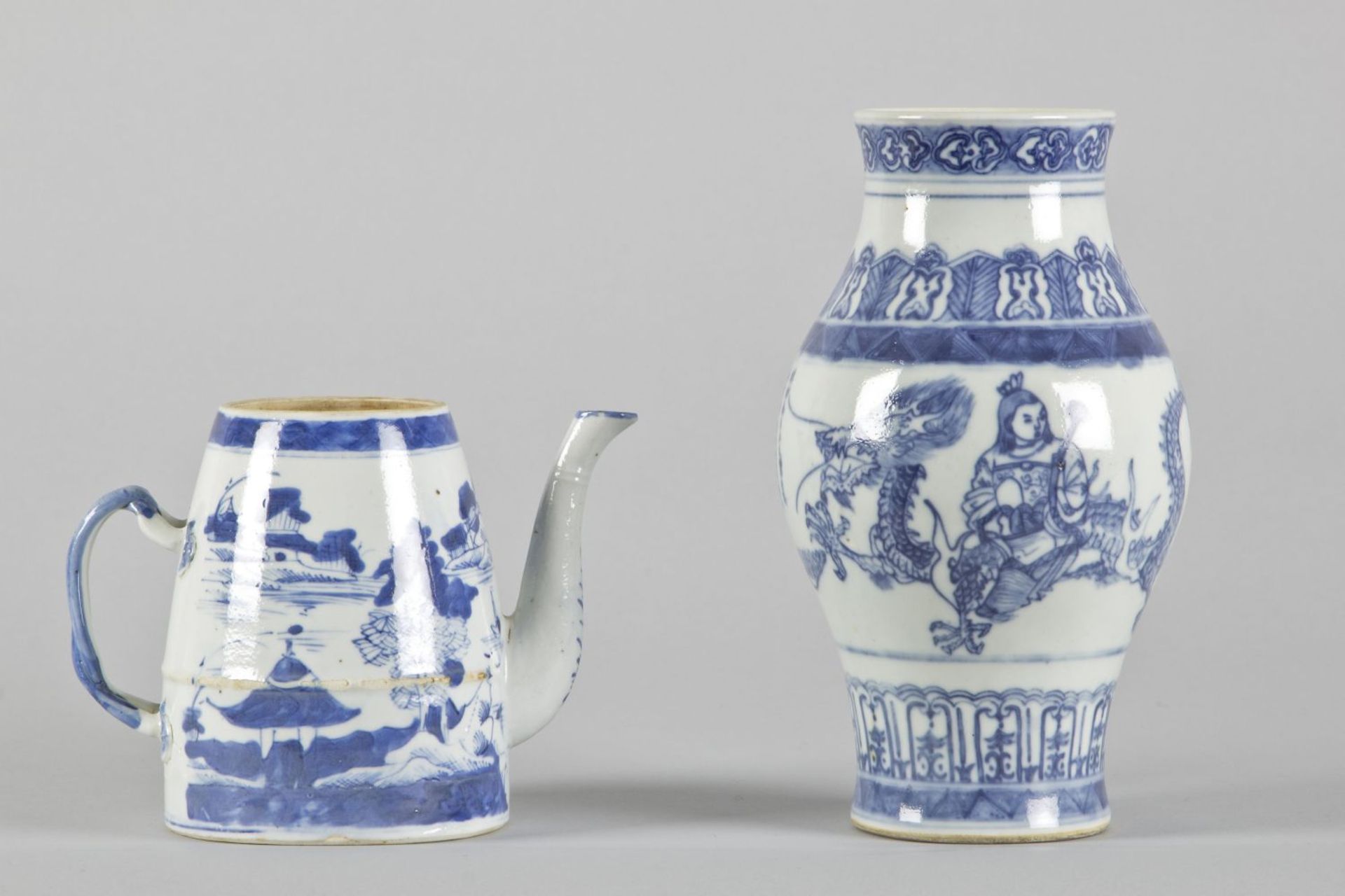 Vase und TeekannePorzellan. Versch. blaue Dekore u.a. auf Drachen bzw. Phönix reitende Personen. - Bild 2 aus 3
