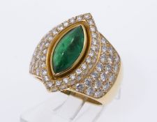 Smaragd-Brillant-RingGelbgold 750. Mantelring mit navetteförmigem Ringkopf. Ausgefasst mit Smaragd