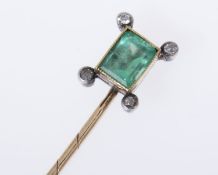 Wiener Smaragd-Diamant-NadelGelbgold 580. Ausgefasst mit rechteckigem Smaragd ca. 6,48 x 4,88 x 3 mm