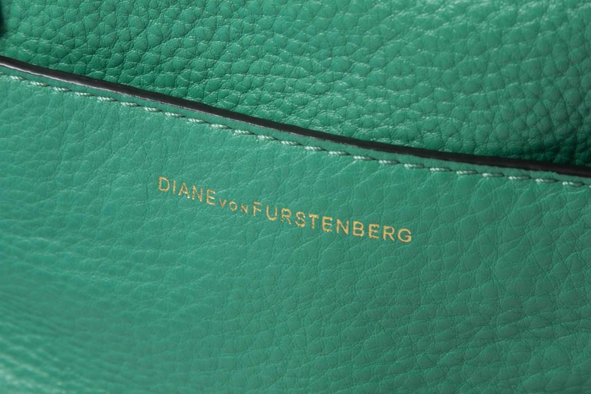 Handtasche von Diane von Fürstenberg und Celine-SeidentuchGrünes Nappaleder, seitliche Taschen in - Bild 2 aus 3