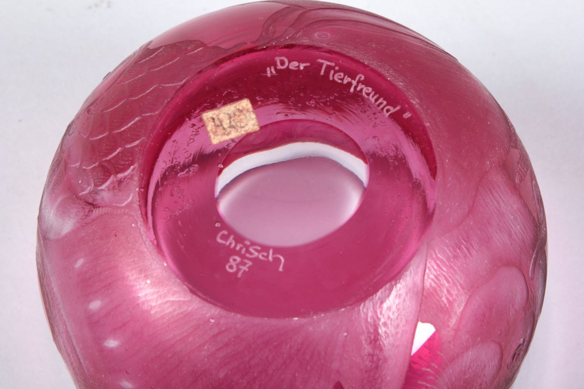Vase "Der Tierfreund"Farbloses Glas, rubinrot überfangen. Umlaufend Überfangreliefgravur mit Kopf im - Bild 2 aus 2