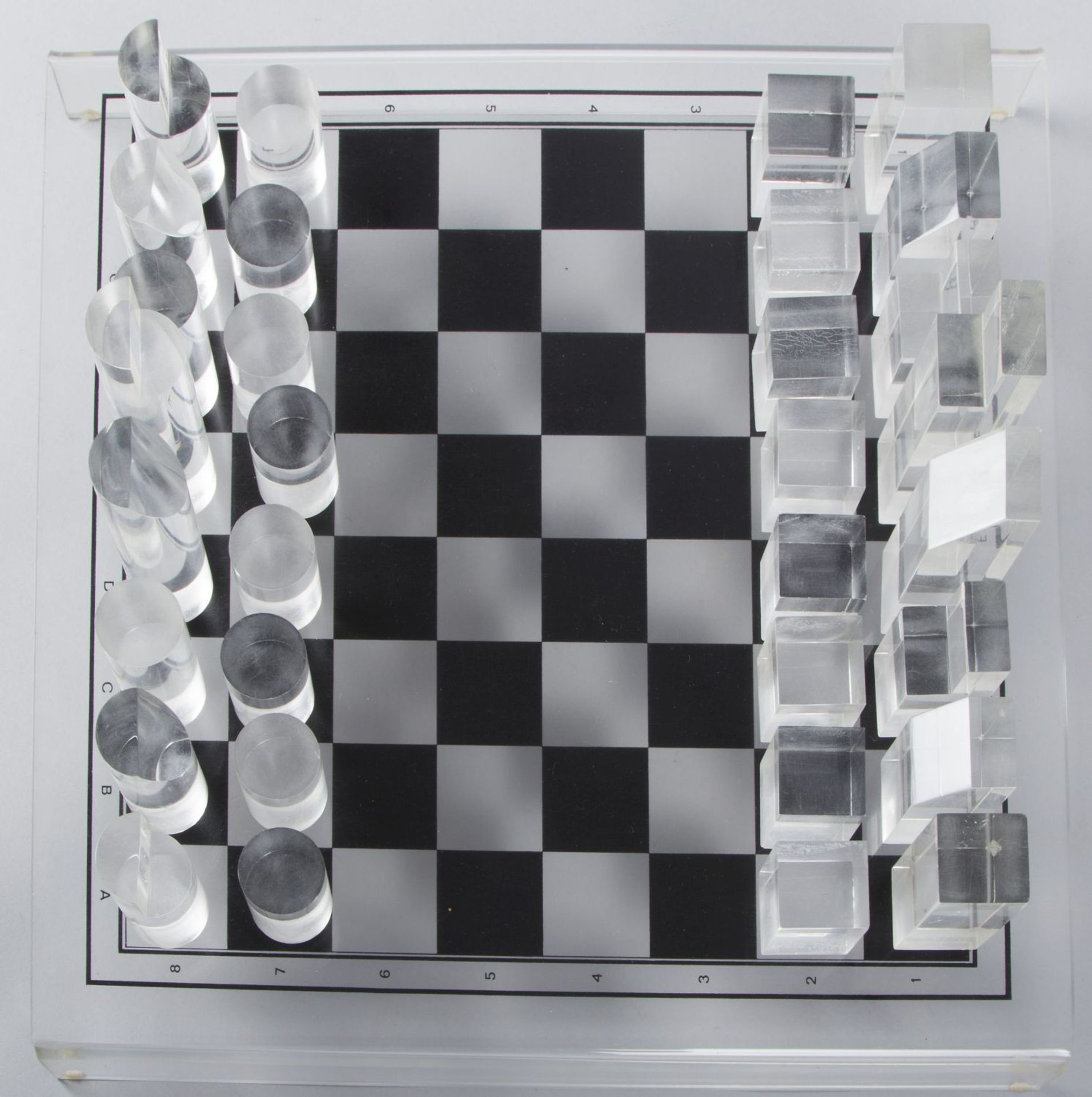 Modernes SchachspielPlexiglas. Spielsteine in Zylinder- bzw. Würfelformen. 37,8 x 38,3 cm. - Image 2 of 2