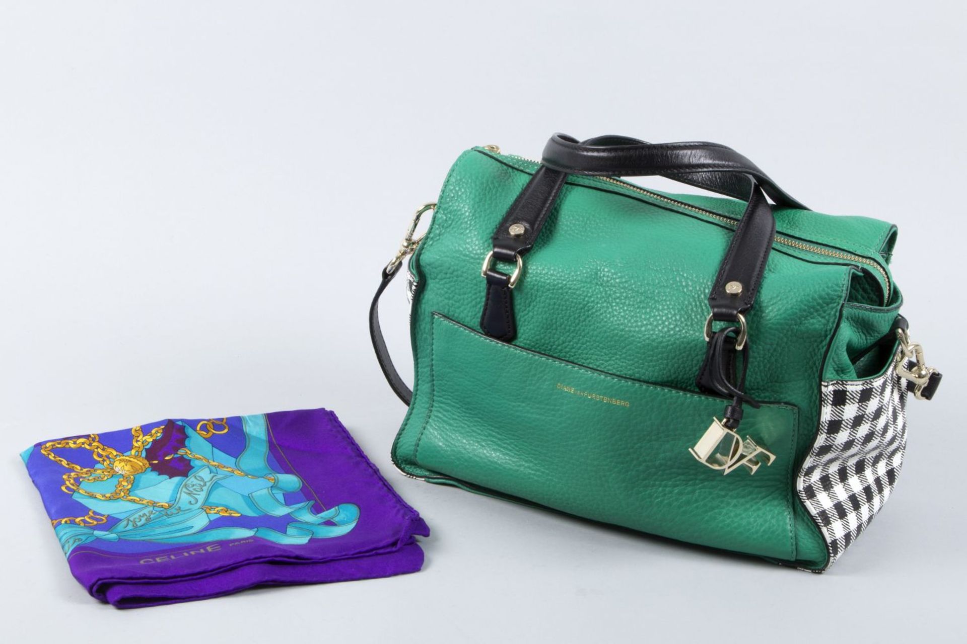 Handtasche von Diane von Fürstenberg und Celine-SeidentuchGrünes Nappaleder, seitliche Taschen in
