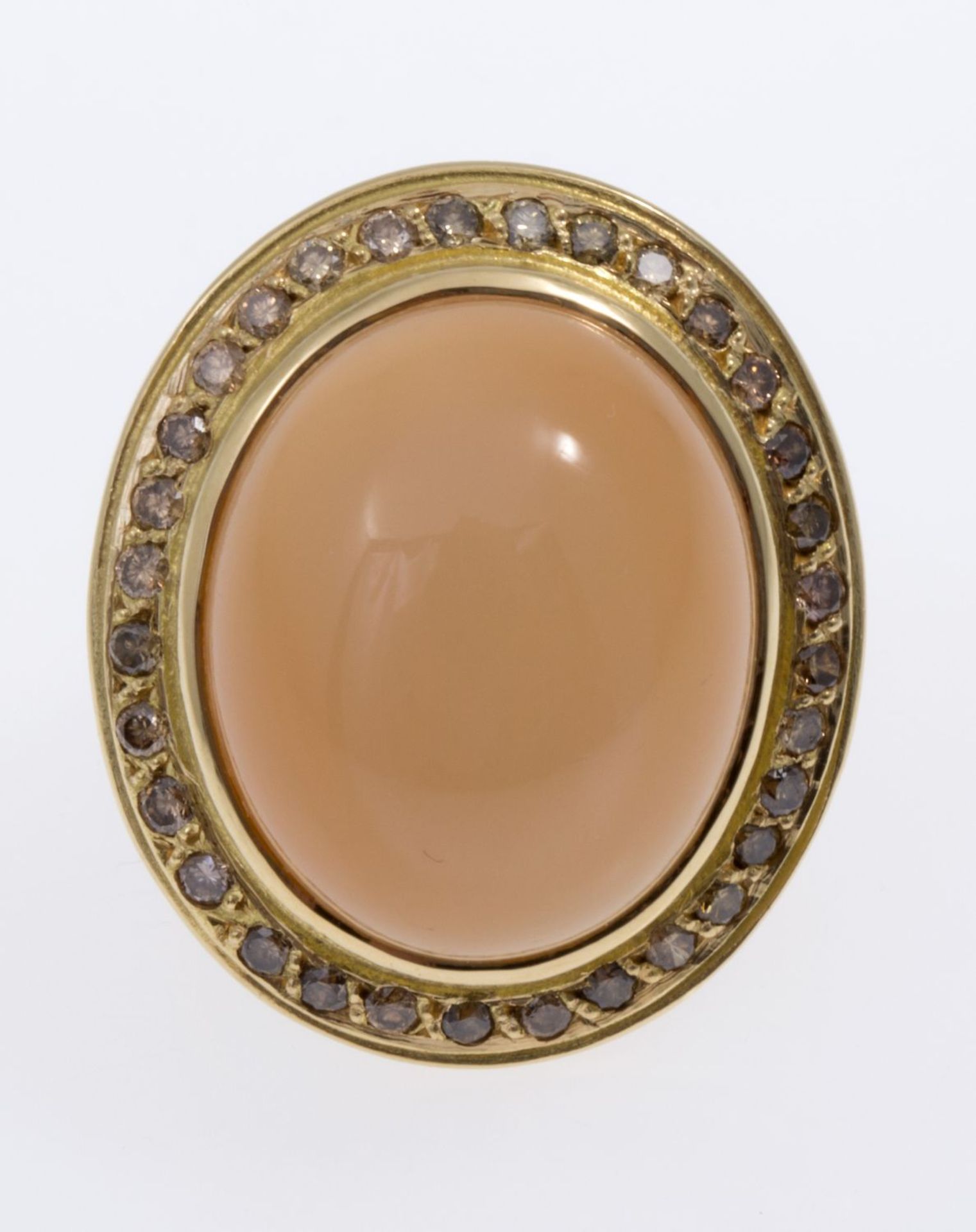 Feiner Mondstein-Brillant-RingGelbgold 750. Ausgefasst mit braungelbem Mondsteincabochon sowie - Bild 2 aus 3