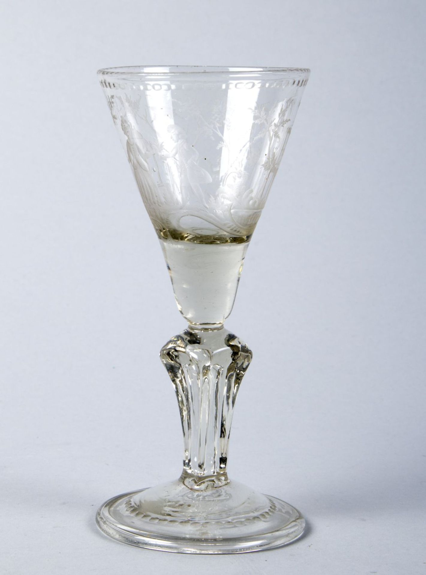 Kleiner PokalFarbloses, leicht braunstichiges Glas. Leicht gewölbter Scheibenfuß mit