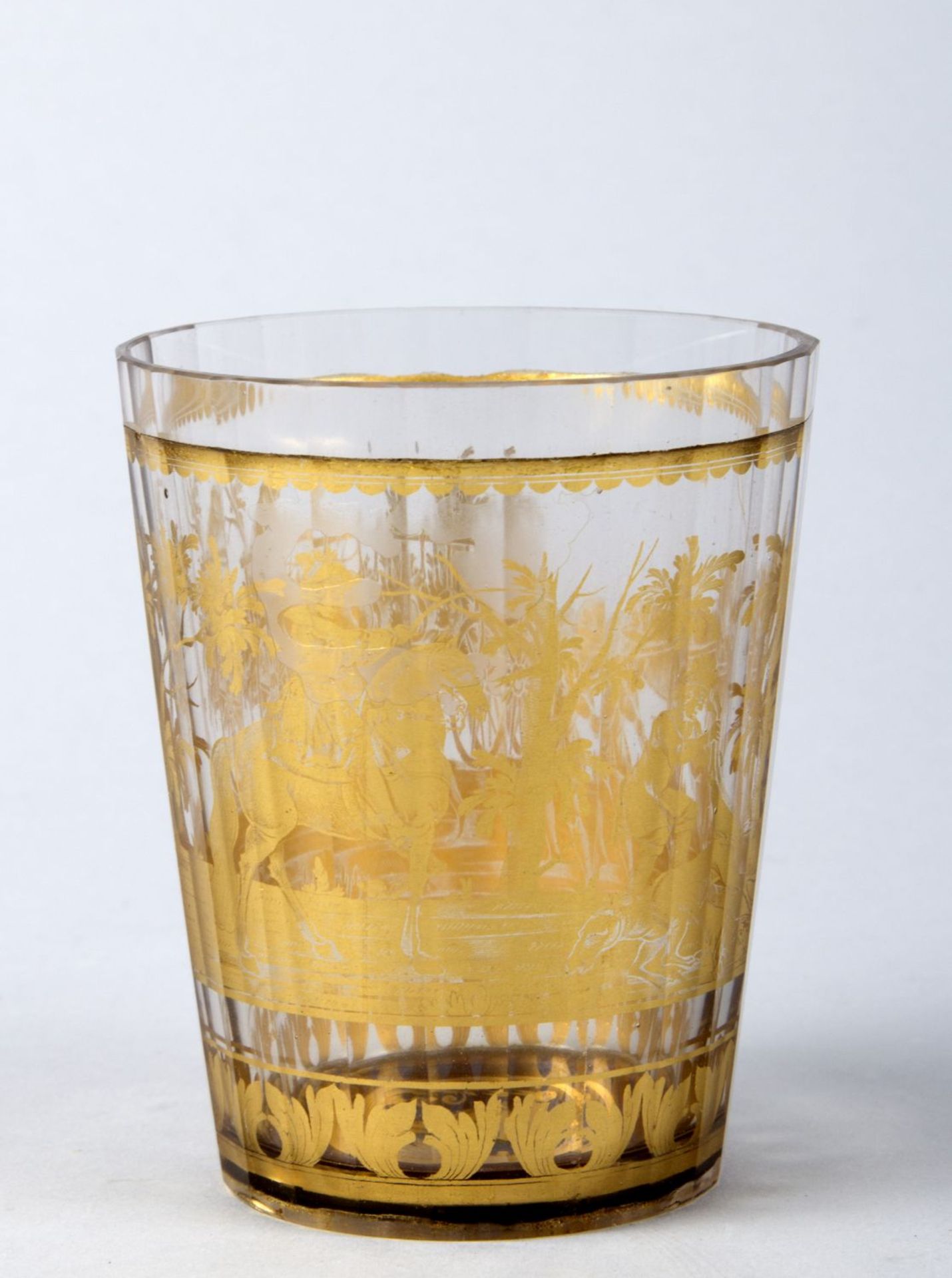 Zwischengold-BecherFarbloses, leicht graustichiges Glas. Konische Wandung, vielfach facettiert. In