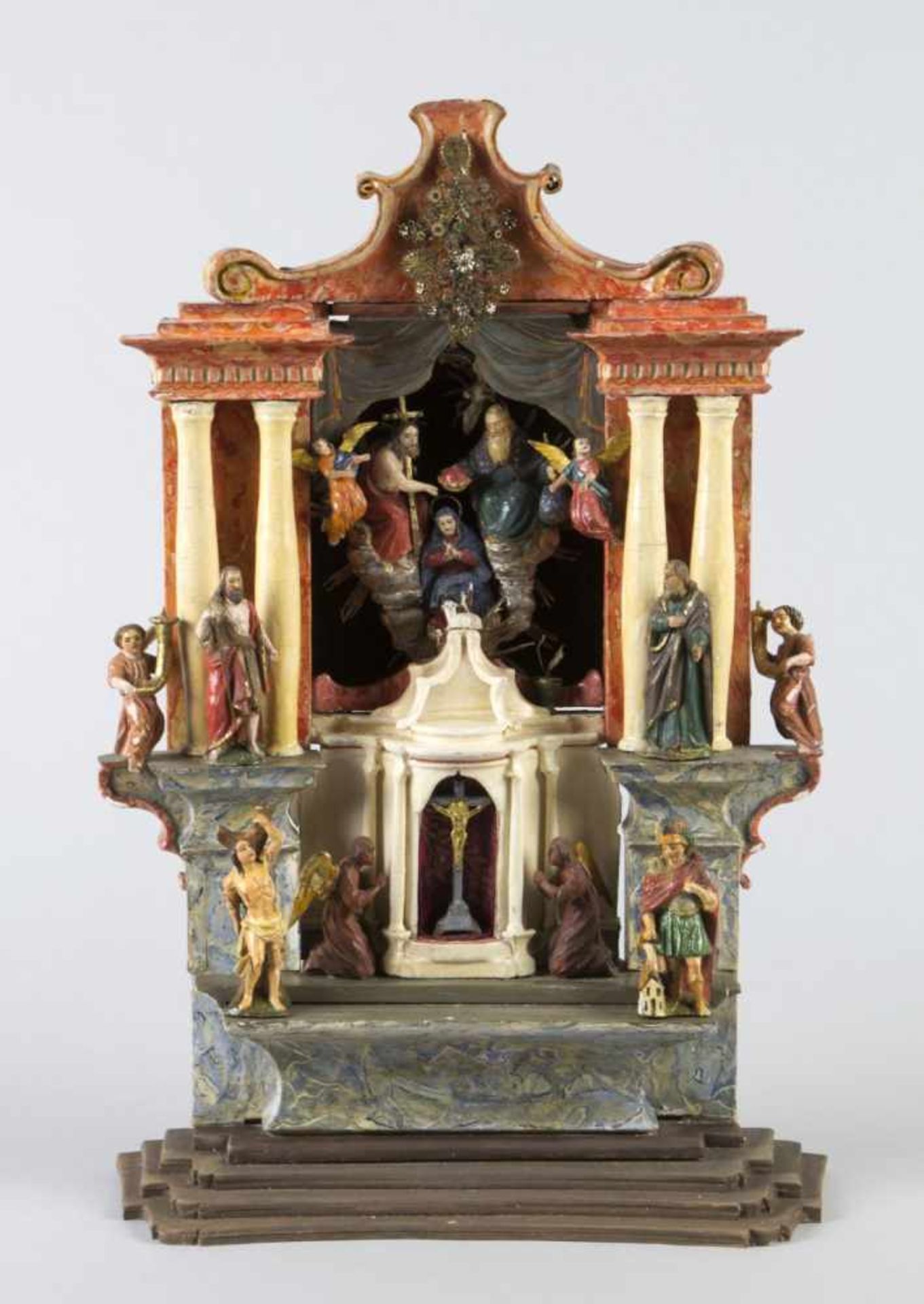 Miniatur-AltarHolz, geschnitzt. Farbfassung. Säulenarchitektur, mittig drehbare Nische. Bestückt mit