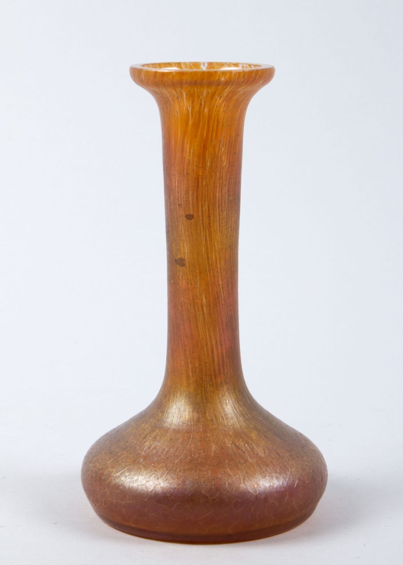 Jugendstil-VaseFarbloses Glas mit orange-roten Pulveraufschmelzung. Matt lüstriert. Unsign. Wohl