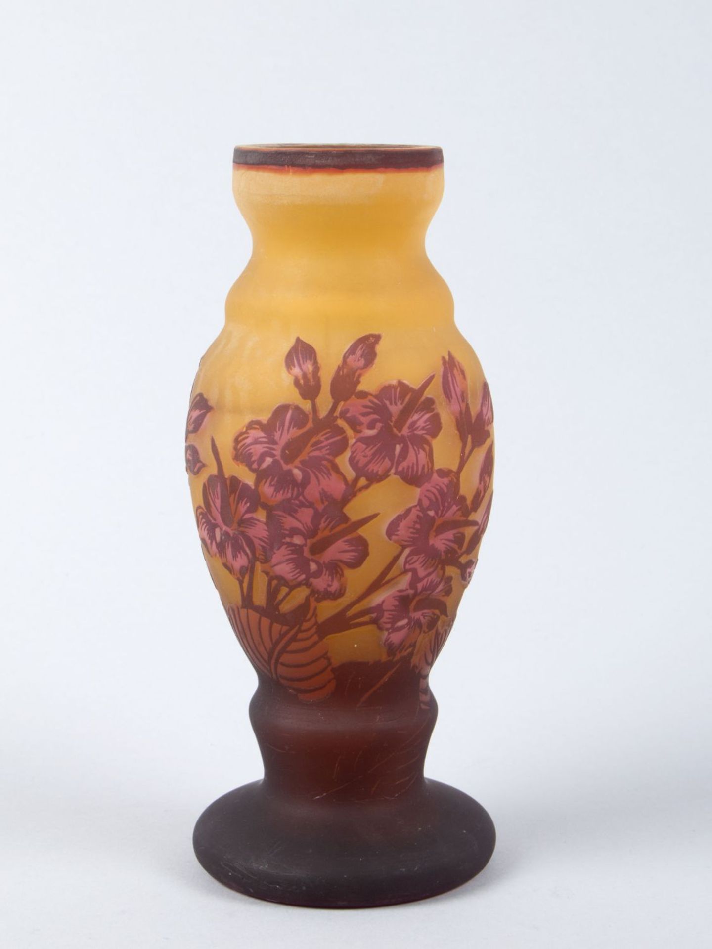 Kleine Jugendstil-VaseFarbloses Glas, orange unterfangen. Überfang in Braunrot. Floraler Dekor. H.