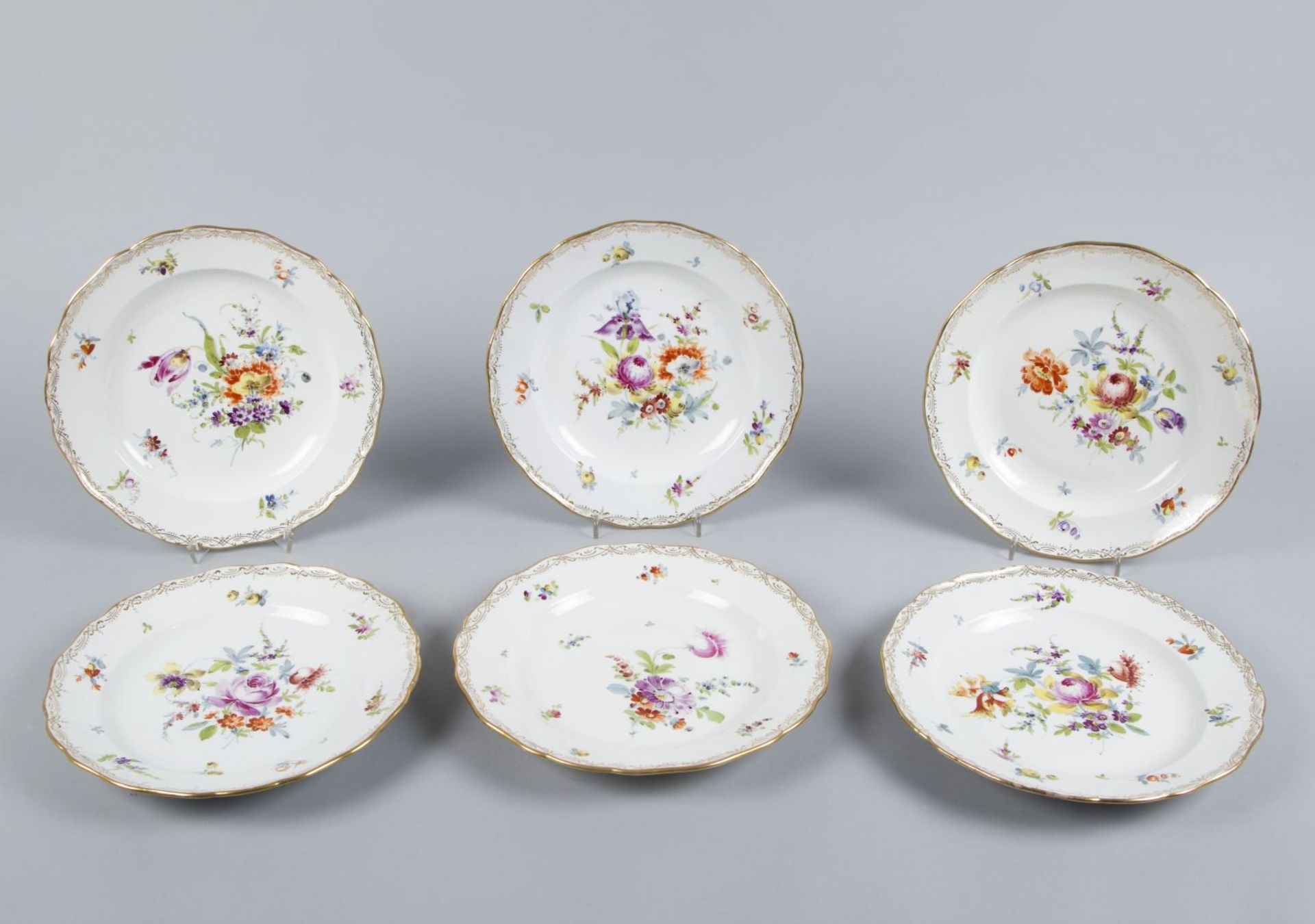 Satz von 6 SpeisetellernPolychrome florale Bemalung. Goldspitzenkante. Goldrand. Meissen, um 1870-