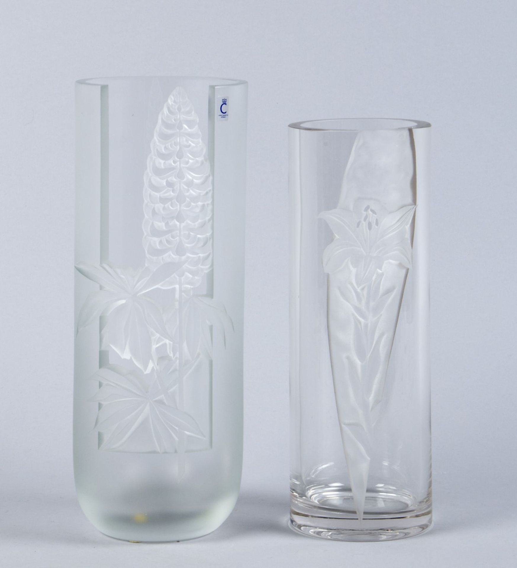 Zwei VasenFarbloses Glas, tlw. satiniert. Geschnittener floraler Dekor. U.a. num. 5568/34/Sst.579