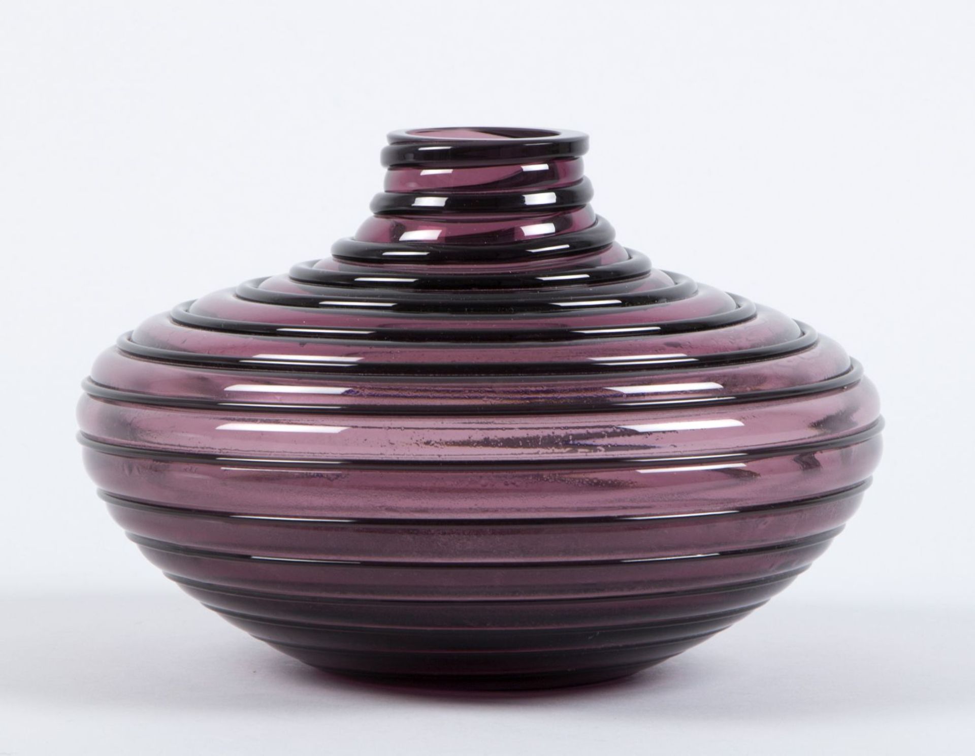 VaseViolettes Glas mit spiralförmig aufgelegtem Glaswulst. Linsenförmiger Korpus mit kurzem