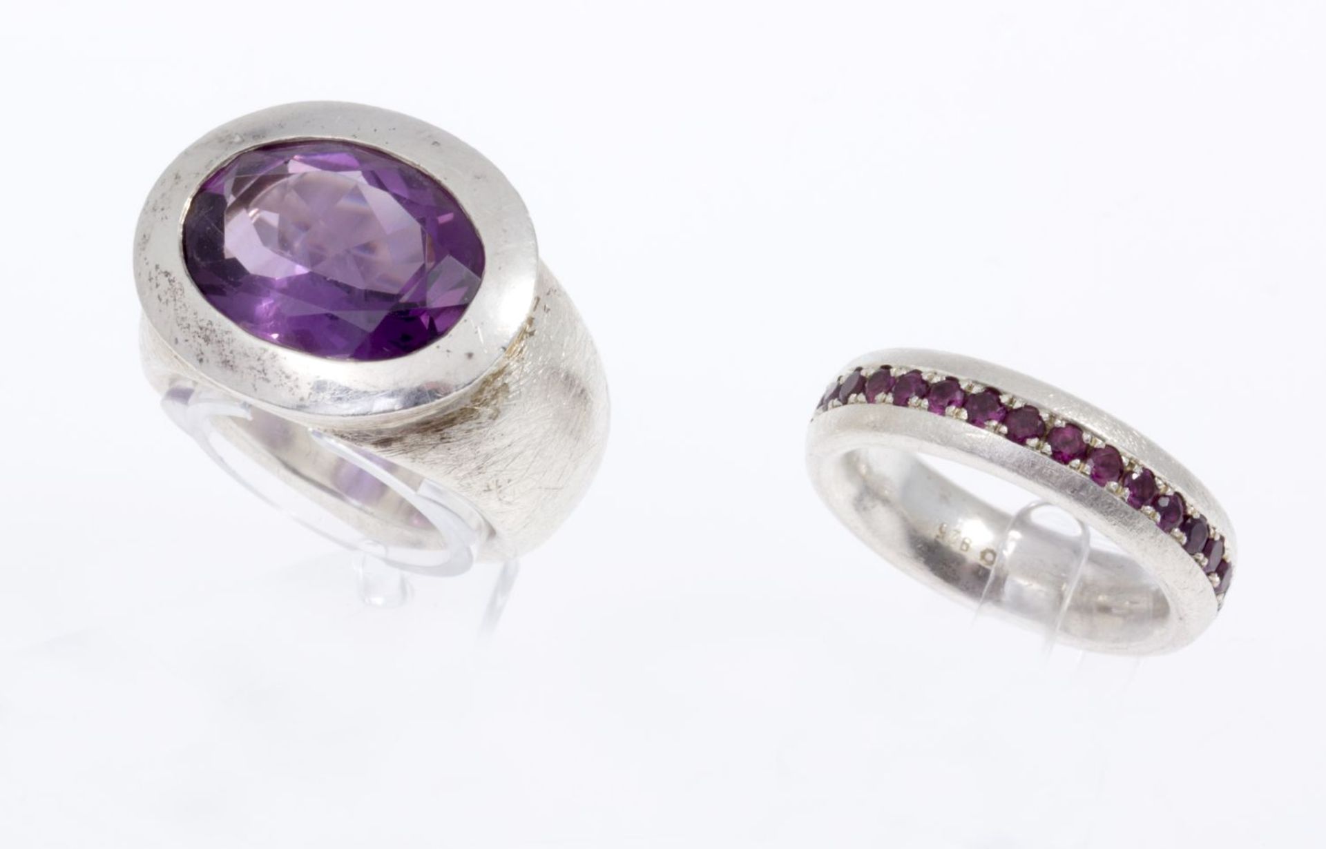 Amethyst-Ring und Turmalin-BandringSilber 925, gebürstet. Ausgefasst mit ovalem facettierten