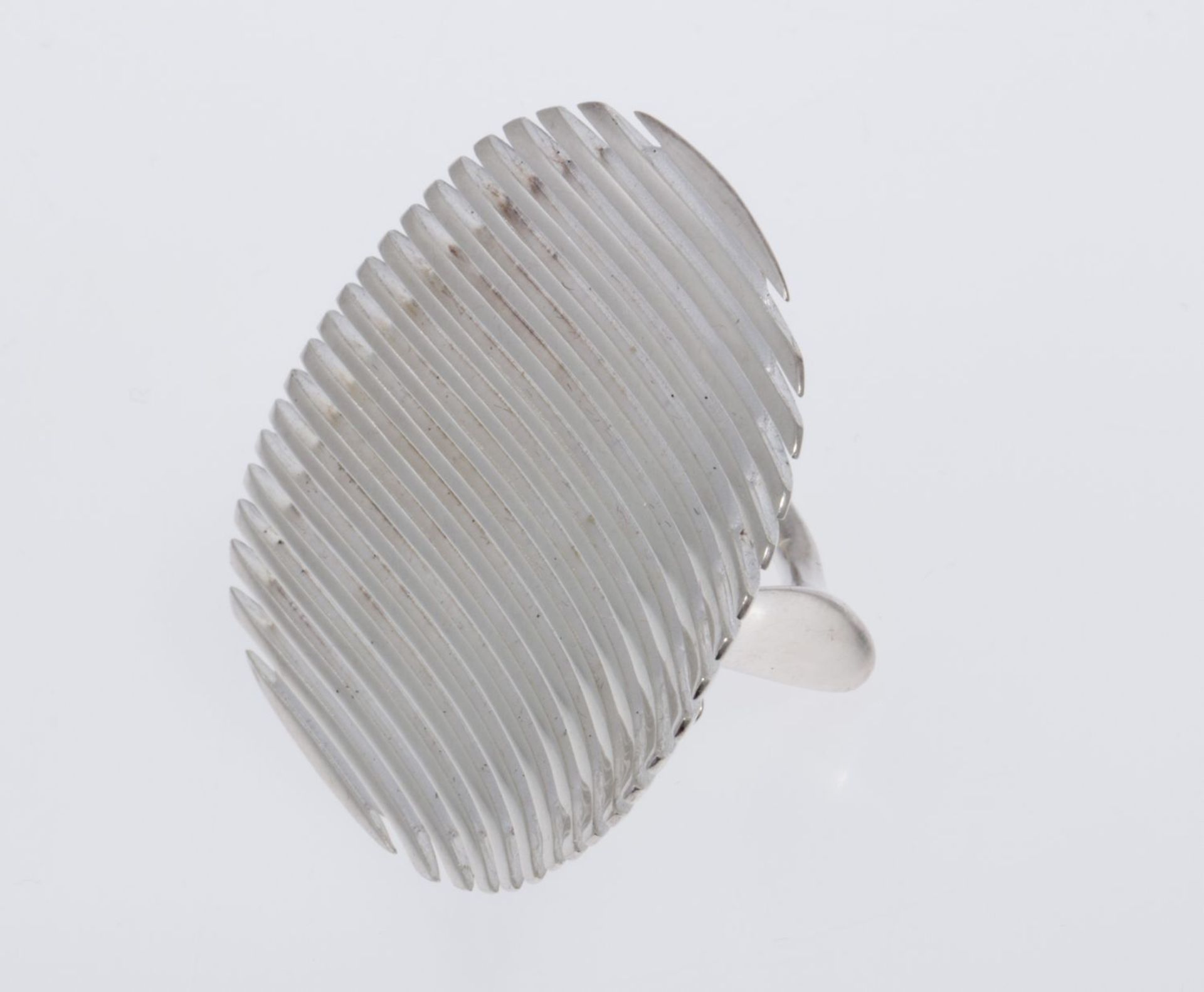 Ring von Zaha Hadid für Georg Jensen aus der Lamellae-KollektionSilber 925. Firmensignet und bez. - Bild 2 aus 3