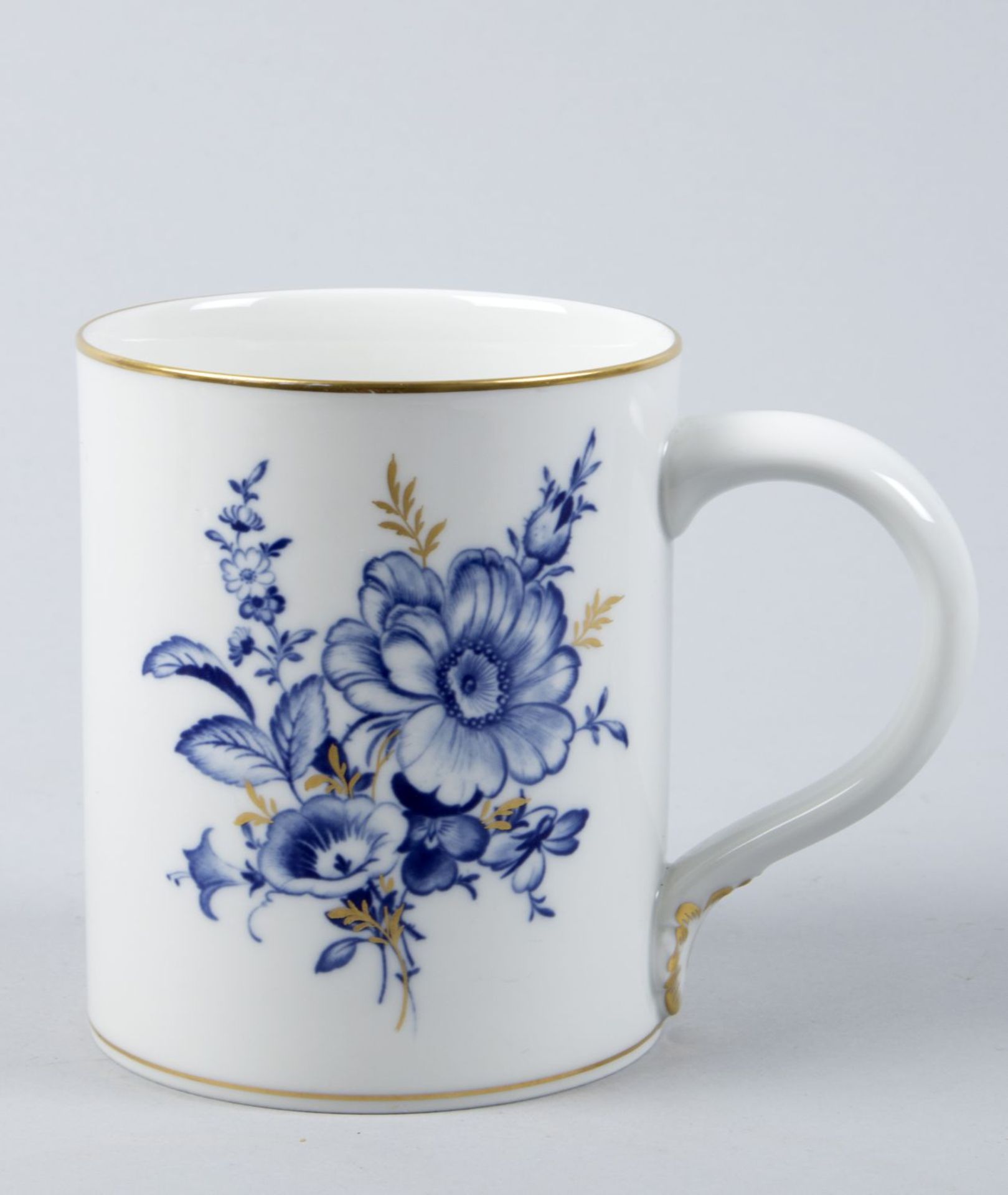 HumpenFlorale Malerei in Blau. Goldstaffage. Goldrand. Meissen. H. 12 cm.