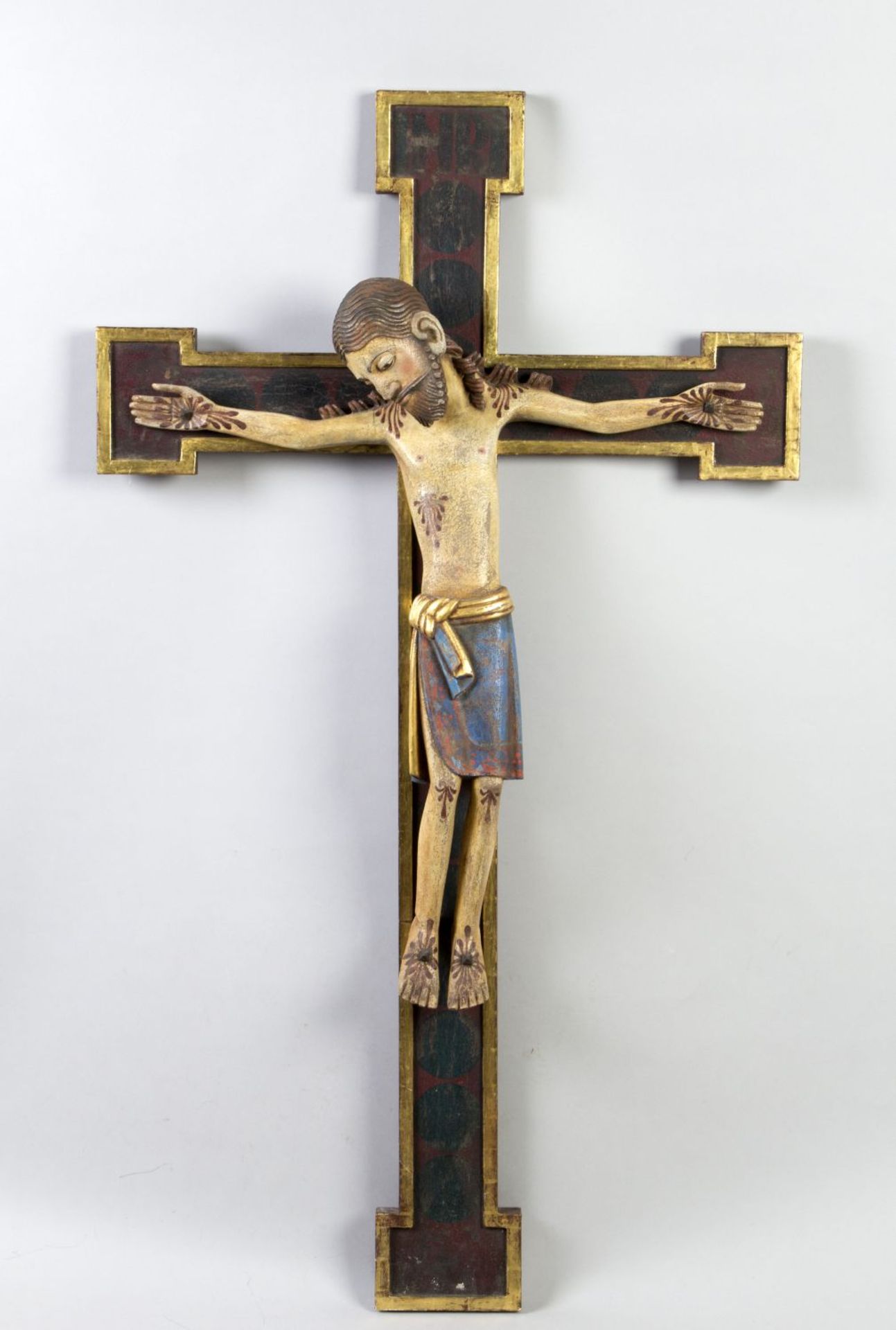 Kruzifix im romanischen StilHolz, geschnitzt. Farb- und Goldfassung. Darstellung des Gekreuzigten im