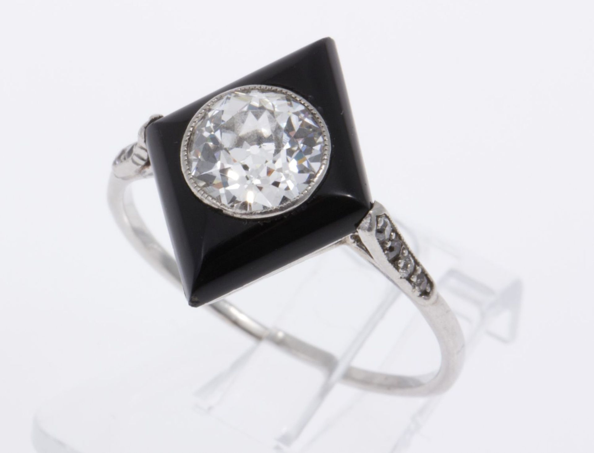 Art déco-Solitär-Diamant-RingWohl Platin (geprüft). Rautenförmiger Ringkopf ausgefasst mit Onyx