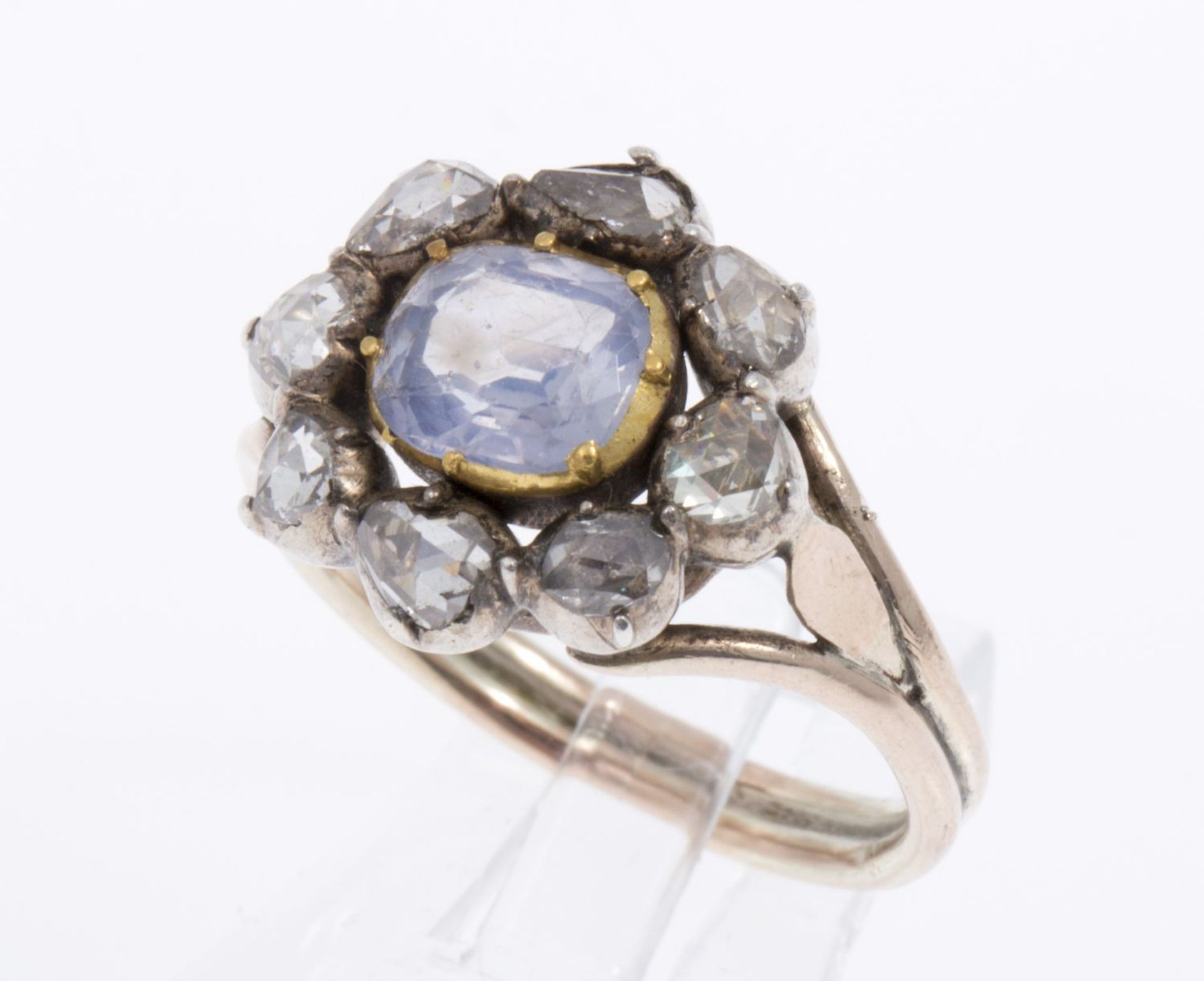 Diamant-Saphir-RingRotgold 333 (geprüft). Ringkopf ausgefasst mit hellblauem Farbstein, wohl