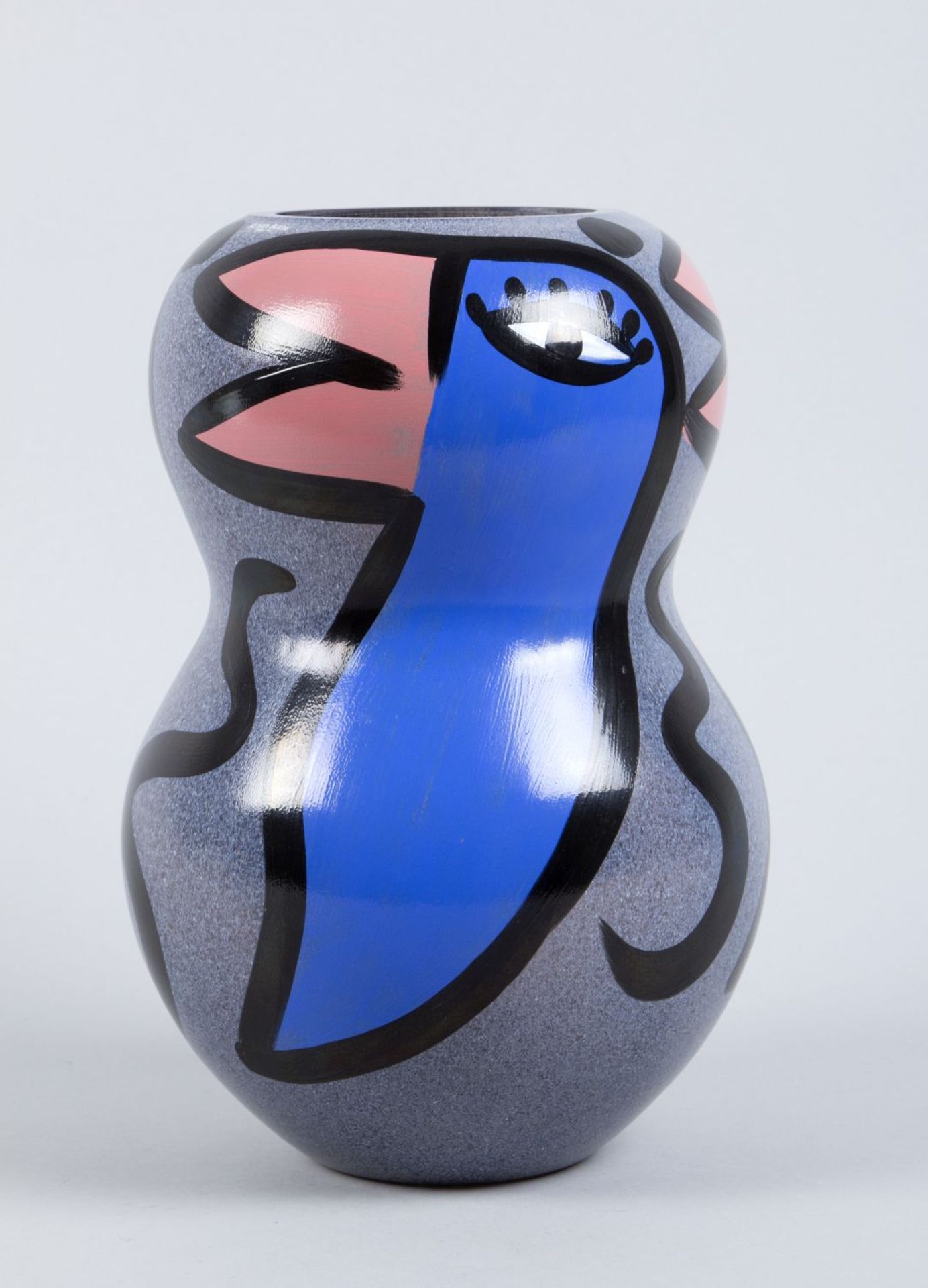 Künstler-VaseFarbloses Glas. Auf grau meliertem Fond, Bemalung in Blau, Schwarz, Rosa und Weiß mit
