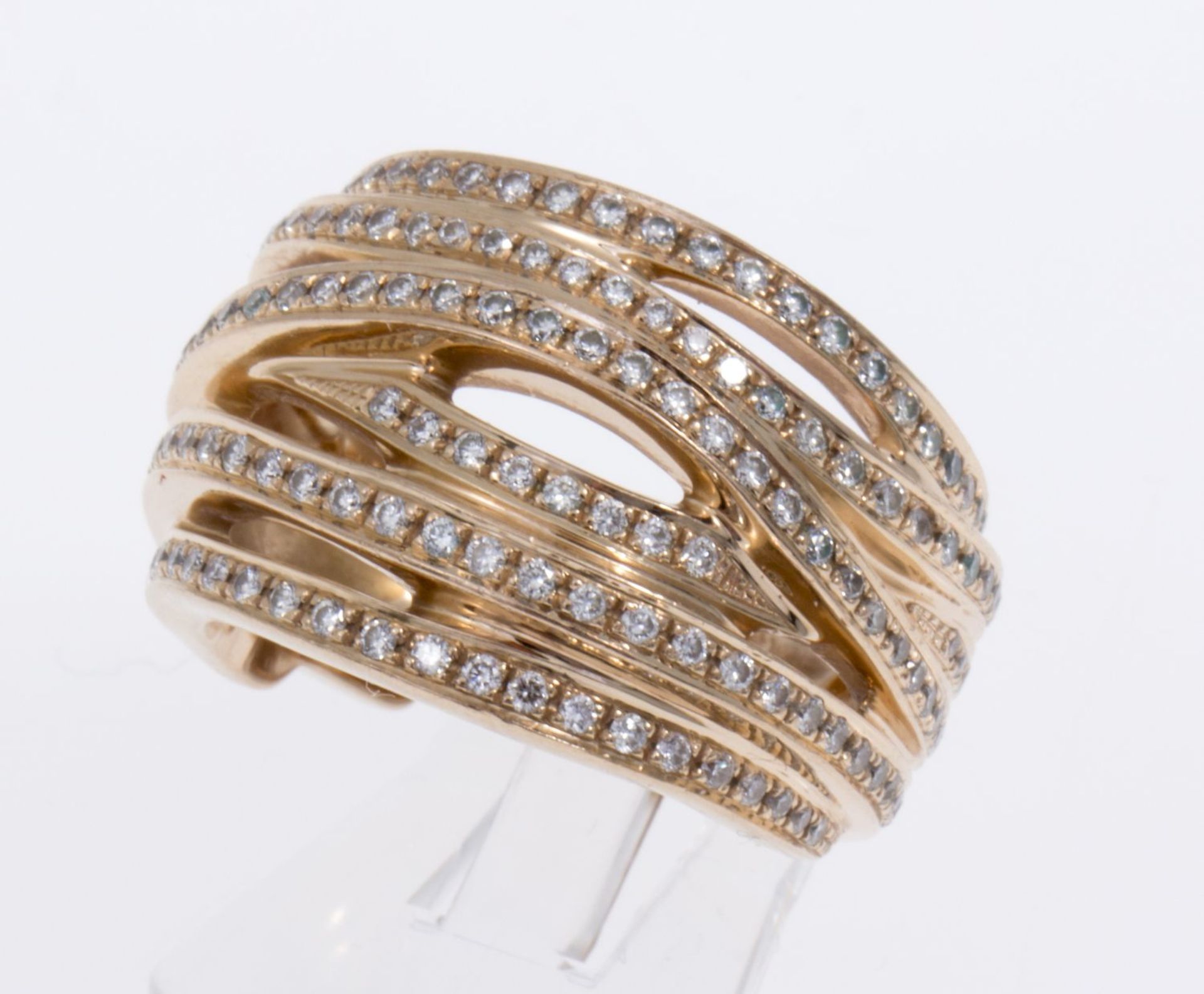 Feiner Brillant-Ring von CADA, MünchenRoségold 750. Ausgefasst mit zahlreichen kleinen Brill.