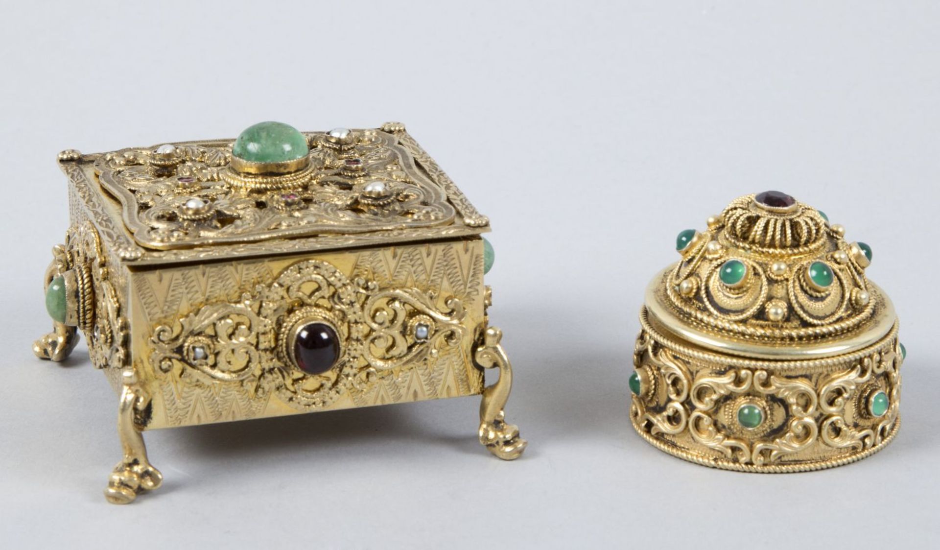 Zwei dekorative DosenSilber 800 bzw. Silber (geprüft), vergoldet. Viereckiger bzw. runder Korpus,