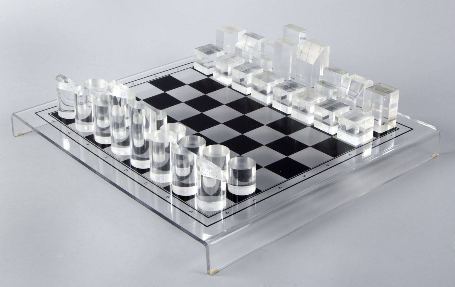 Modernes SchachspielPlexiglas. Spielsteine in Zylinder- bzw. Würfelformen. 37,8 x 38,3 cm.