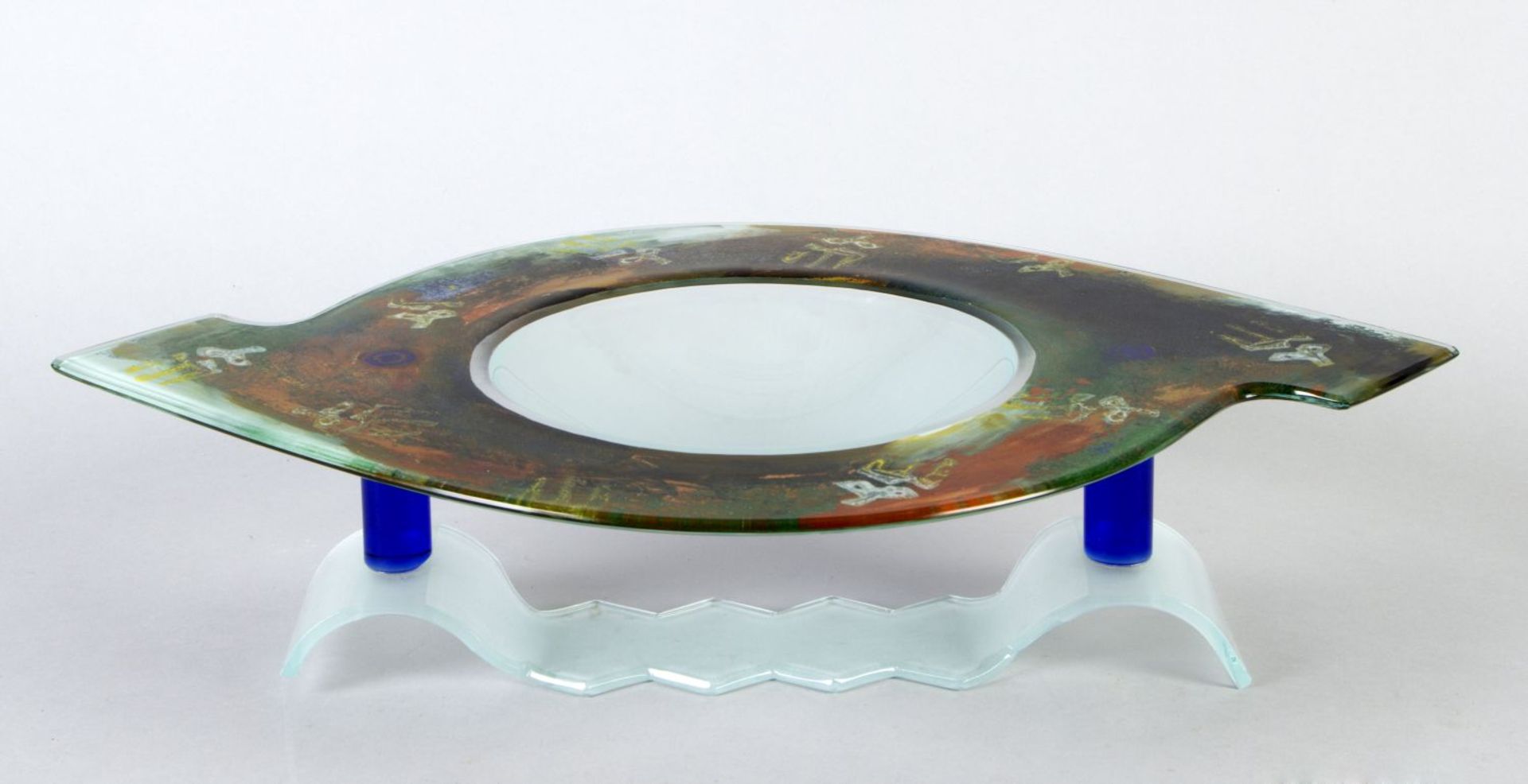 SchaleFarbloses Glas, tlw. azurblau gefärbt. Bunte Pulveraufschmelzungen und abstrakt figürliche